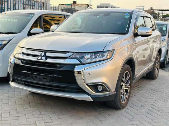 Mitsubish outlander 2018 image 1