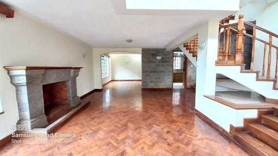 4 Bed Villa with En Suite in Spring Valley image 4