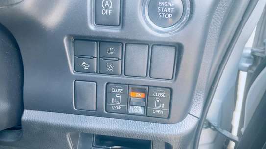 Toyota noah 2017  8 seater normal image 9