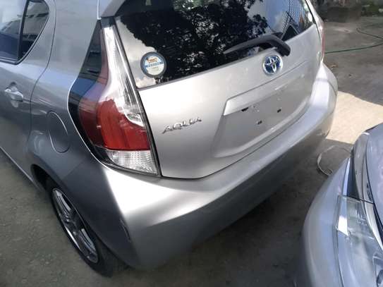 Toyota aqua silver image 4