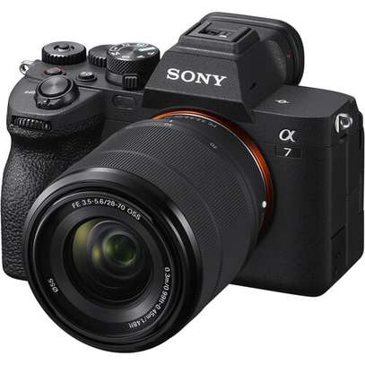 Sony Alpha a7 IV Mirrorless Digital Camera with 28-70mm Lens image 4