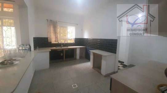Elegant 5bedroomed residence,all en-suite ¼acre image 15