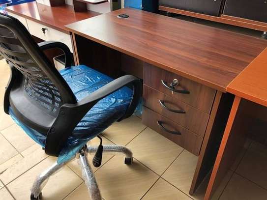 High quality office desk and chair image 6