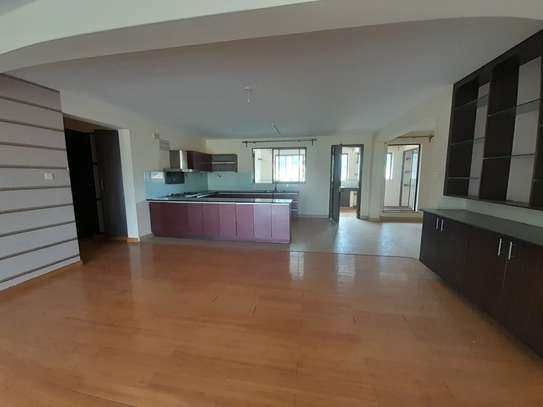 3 bedroom All ensuite + Dsq apartment to let. image 2