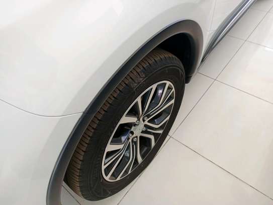 Mitsubishi outlander pearl white image 9