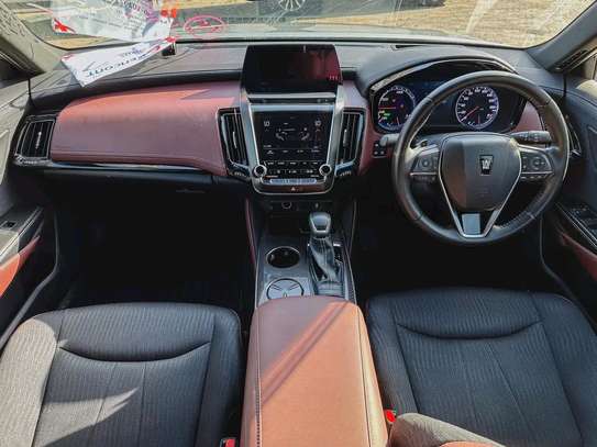 Toyota Crown Rs hybrid 2018 Sport image 7