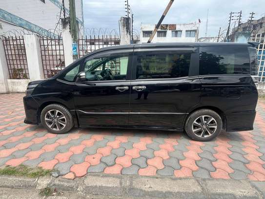 Toyota voxy black image 4