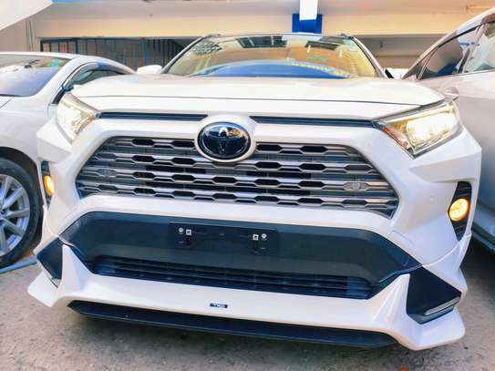 Toyota RAV4 white 2019 Sunroof image 6
