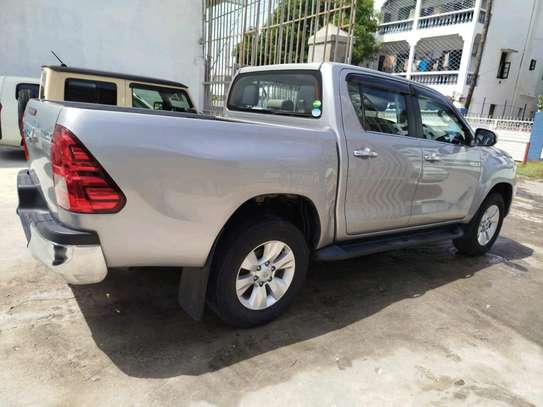 Toyota Hilux Double cabin Silver 2018 image 12