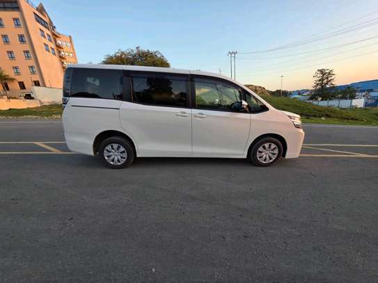 Toyota noah new image 3