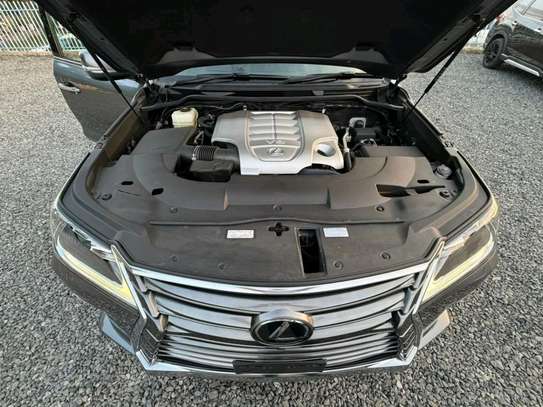 2019 Lexus LX570 image 7