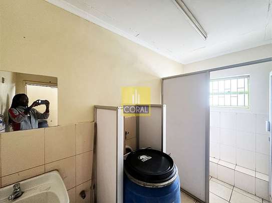 7,500 ft² Warehouse with Parking in Industrial Area image 26