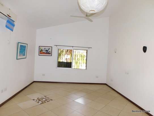4 Bed House with En Suite at Nyali image 5