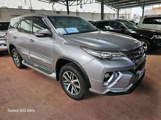Toyota Fortuner (silver) image 3