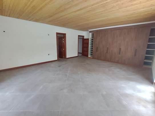 6 Bed Townhouse with En Suite in Rosslyn image 1