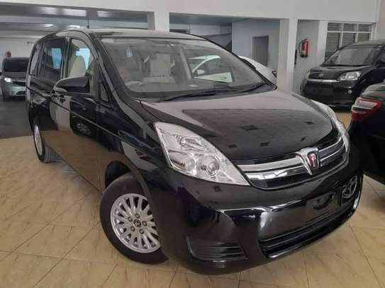 Toyota ISIS 2018 image 8