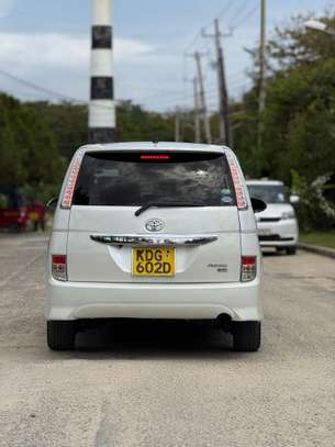 Toyota ISIS KDG image 3