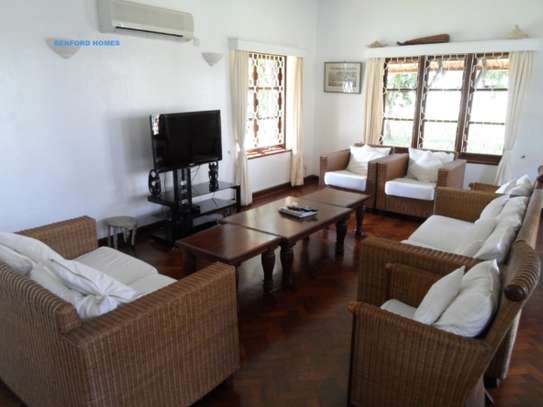 5 Bed Villa with En Suite in Nyali Area image 4