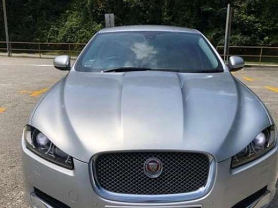 Jaguar windscreen replacement with mobile fitting image 2