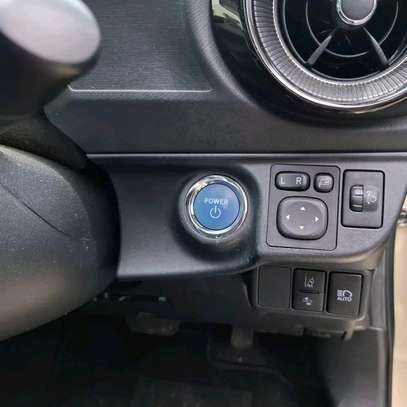 Toyota Aqua hybrid Cream 2018 2wd image 4