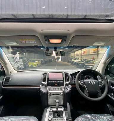 Toyota land Cruiser VXR Diesel 2017  Silver image 9