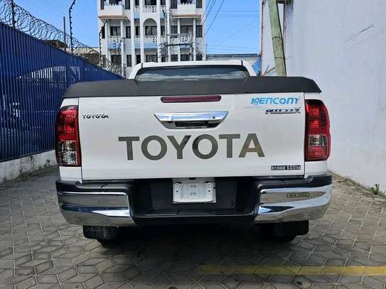 Toyota Hilux 4x4 Pickup White Durable Performance image 8