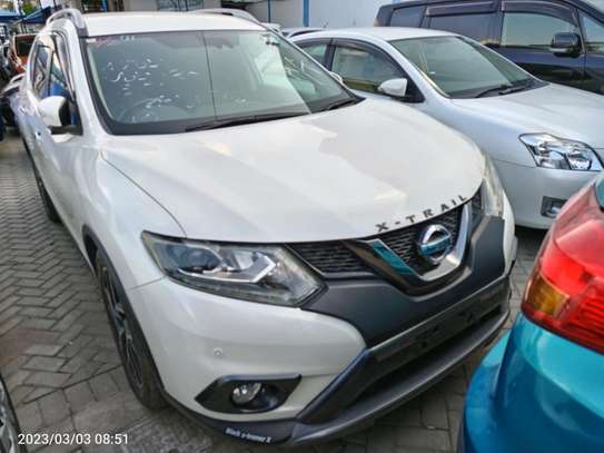 Nissan Xtrail pearl white image 2