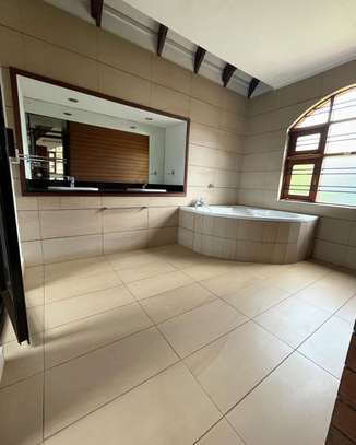 5 Bed House with En Suite at Runda image 4