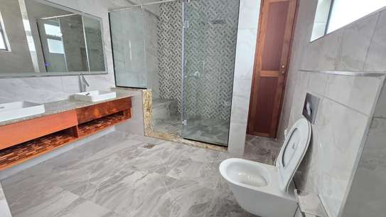 3 Bed Apartment with En Suite in Lavington image 19