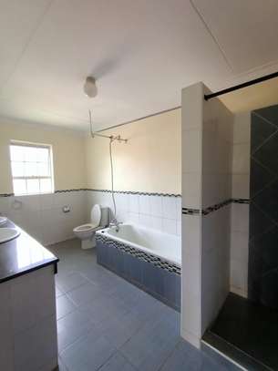 5 Bed Townhouse with En Suite in Rosslyn image 26