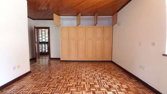 5 bedroom house for rent in Nyari image 10