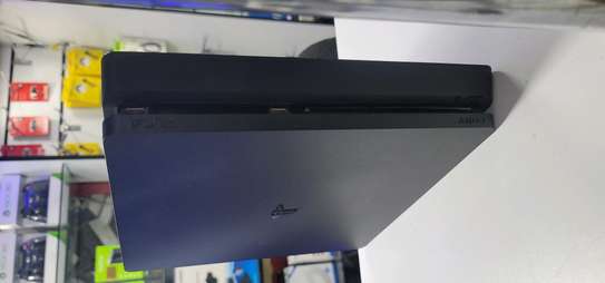 Playstation 4 used in perfect condition image 1