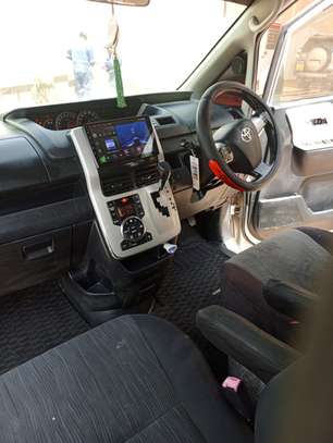 TOYOTA VOXY image 8