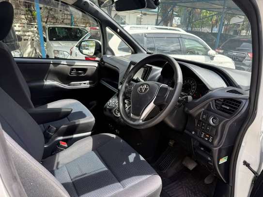 Toyota Noah 2018 image 4
