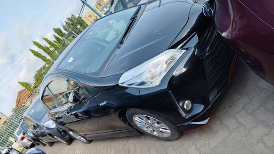 Toyota Yaris Hybrid black 2017 2wd 1500cc image 1
