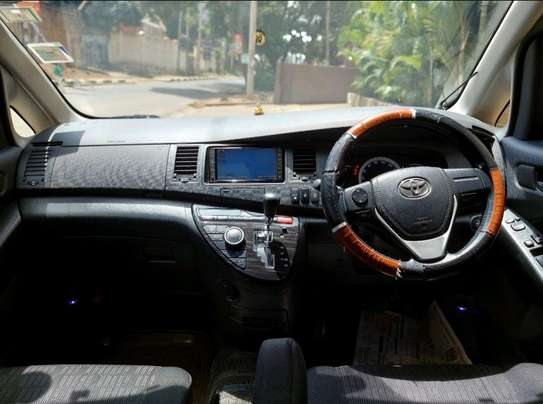 Toyota ISIS For Sale Negotiable Price image 3