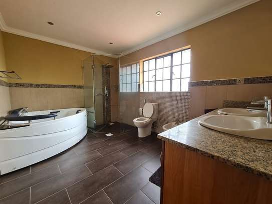 4 Bed House with En Suite in Spring Valley image 11