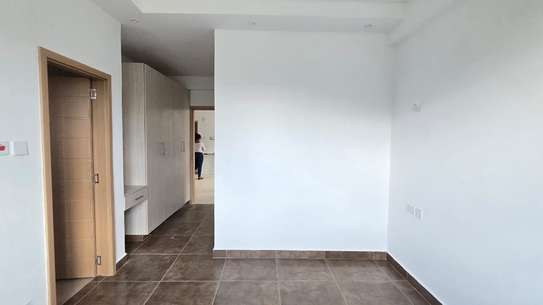 3 Bed Apartment with En Suite in Parklands image 7