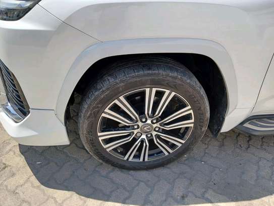 Lexus LX600 White Sport 2023 image 5