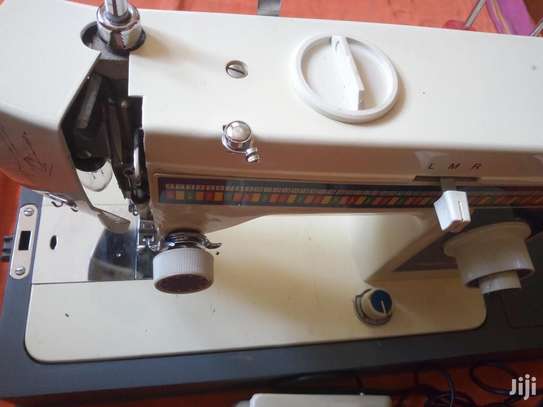 Sewing & Embroidery Machine*EX-UK*Electric image 9