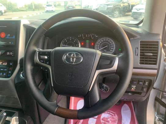 Toyota Land cruiser V8 Sahara Diesel 2018 image 10
