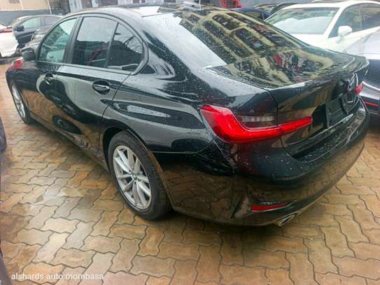 BMW 320i image 4