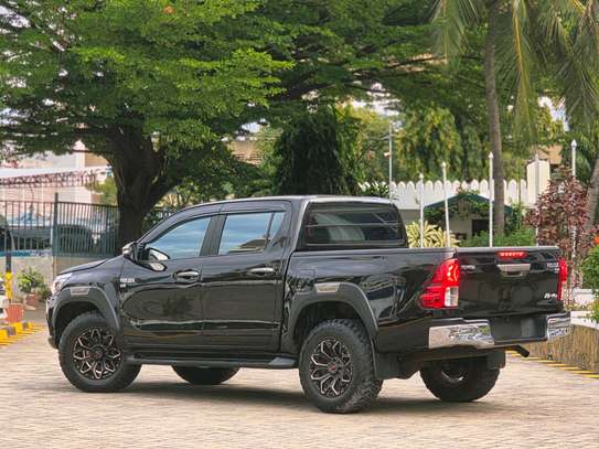 Toyota hilux double cub image 4