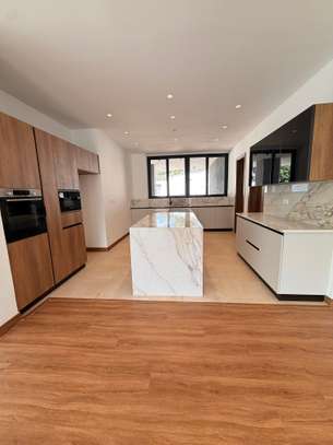 5 Bed House with En Suite in Nyari image 3