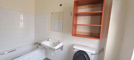 3 Bed Apartment with En Suite at Nyayo Estate image 10