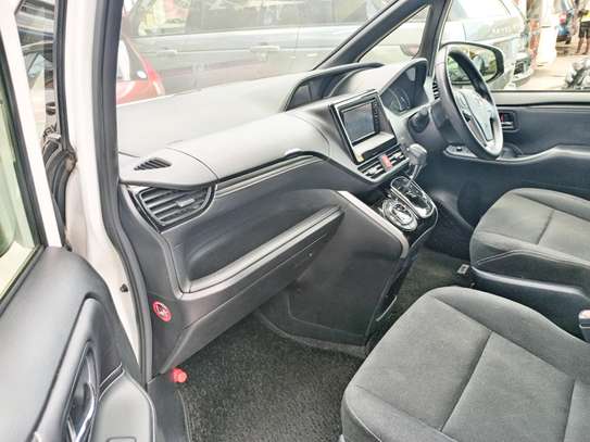 Toyota Esquire pearl white image 7
