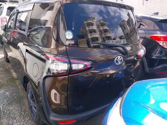 Toyota sienta image 2