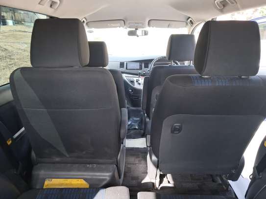 Toyota Isis Blue KDJ image 2