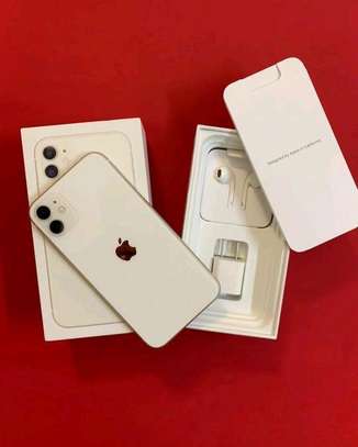Apple Iphone 11 • 256 Gigabytes  White • With Earpods image 1