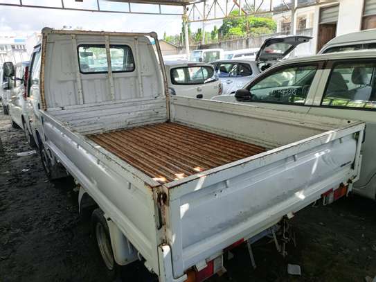 Nissan vannet truck image 3